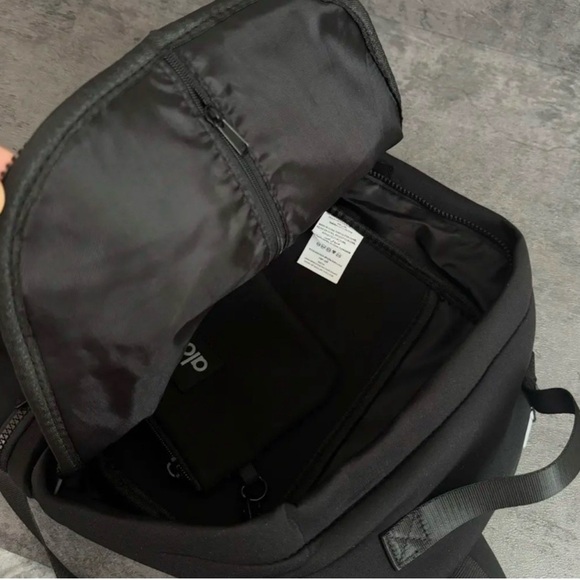 NWT Alo Yoga Neoprene Backpack - Picture 3 of 7